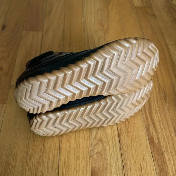 Sorel 6 Out and About black patent rubber winter boot great pre owned condition - Picture 6 of 6